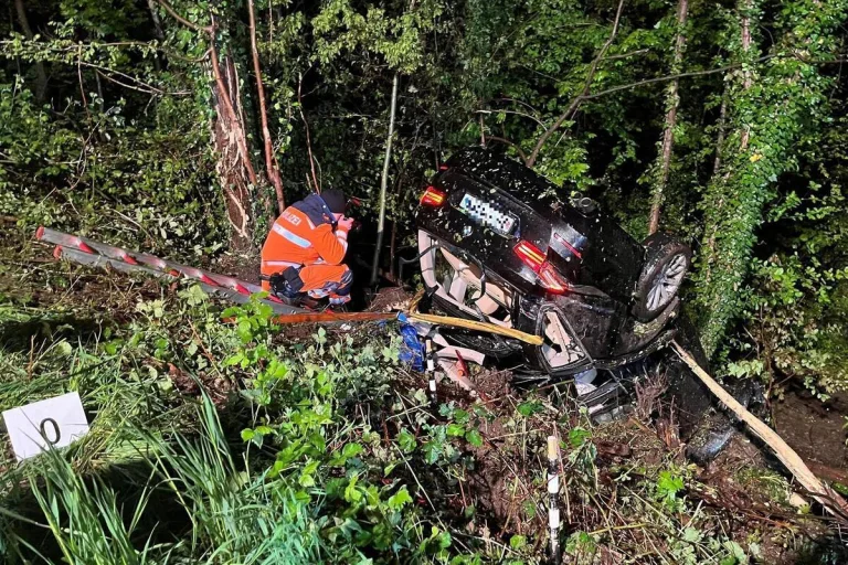 Fahrweid ZH - Lenker nach Unfall im Fahrzeug eingeklemmt