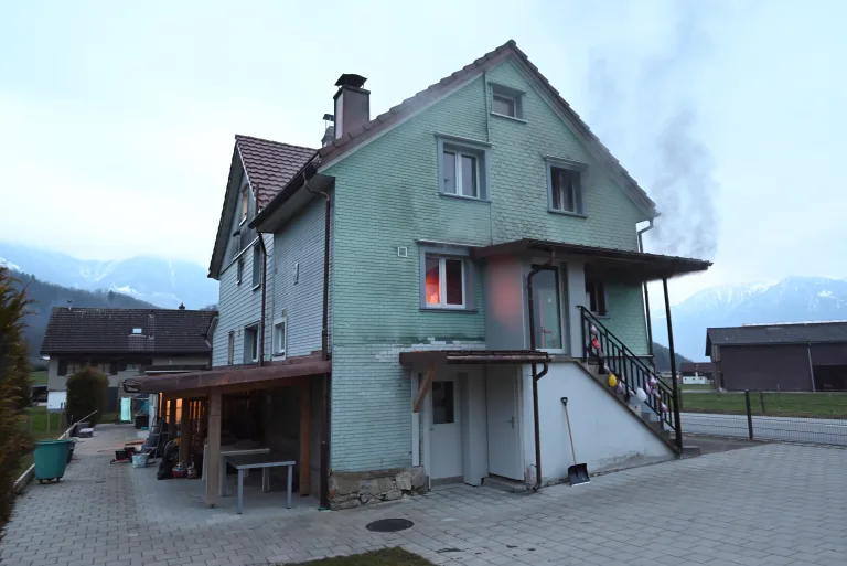 St. Gallen: Brand in Zweifamilienhaus – Mutter und Kind retten sich aus dem Haus