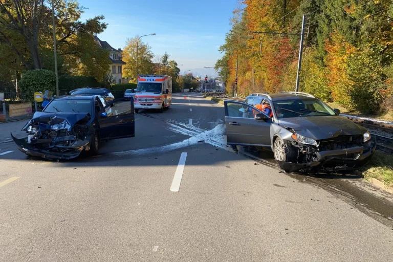 Zollikon ZH - Heftige Frontalkollision mit mehreren Verletzten
