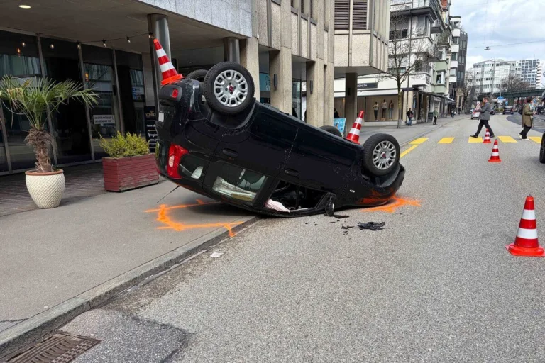 Auto überschlägt sich in Zuger Innenstadt