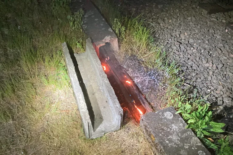 Hilden – Unbekannte setzen Kabel an Bahngleisen in Brand