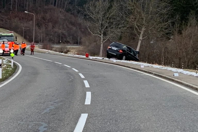 Kollbrunn ZH - Lenker im Mercedes fährt gegen Baum