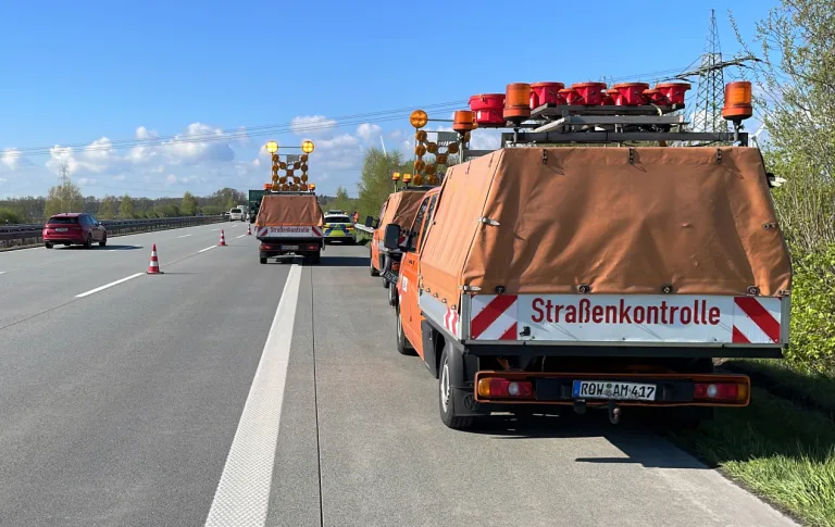 Schwerer Unfall auf der A1 bei Rotenburg - Bergung eines verunglückten Sattelzuges gestaltet sich schwierig
