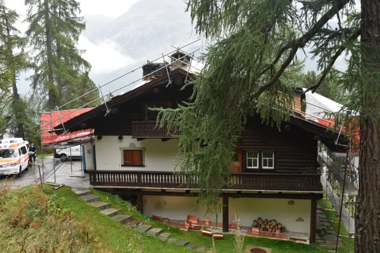 Champfèr GR - 61-jähriger Arbeiter stürzt von Gerüst