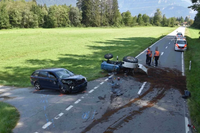 Heftige Kollision in Cazis GR - Zwei Verletzte nach Abbiegemanöver