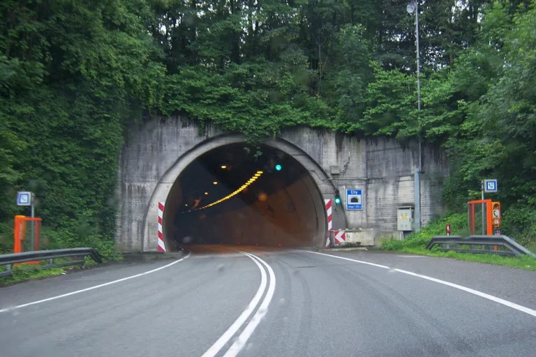 Unfall im Citytunnel in Bregenz – 750 Liter Diesel ausgelaufen