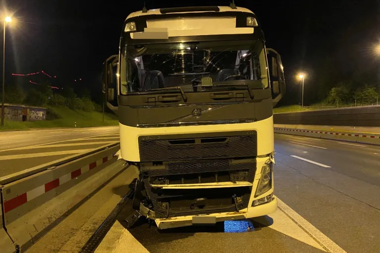 Baden AG - Lastwagenlenker verliert auf A1 Kontrolle über Fahrzeug
