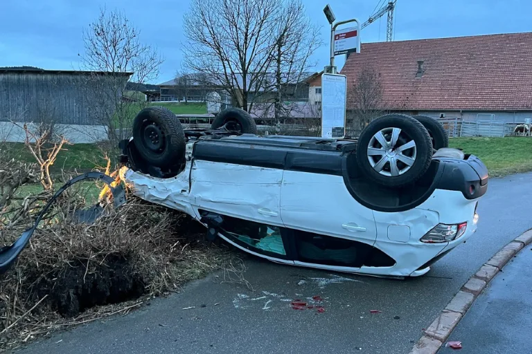 Spektakulärer Verkehrsunfall in Buttisholz LU - Auto kippt nach Kollision mit Lieferwagen aufs Dach