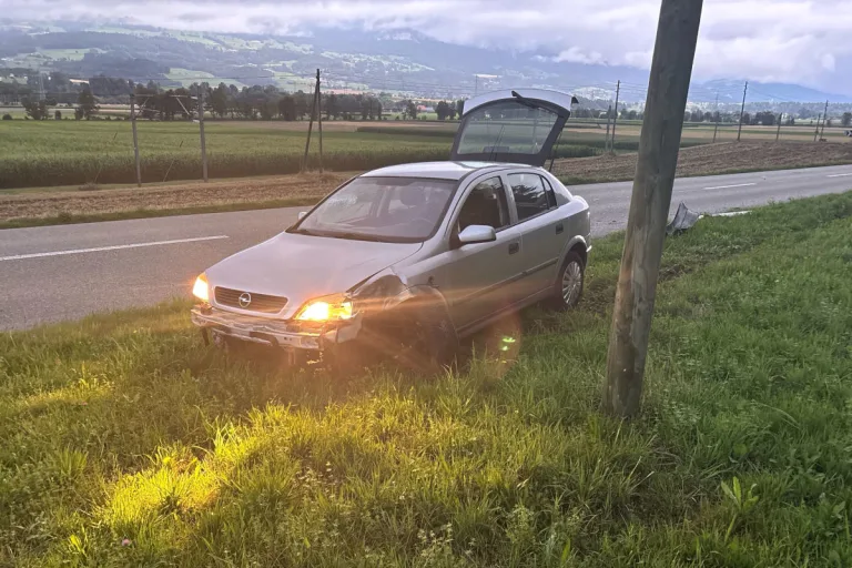 Unfall in Deitingen SO –  Auto kollidiert mit Telefonmast
