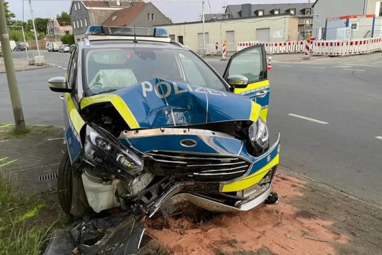 Herne – Raser flüchtet vor Polizei – Streifenwagen prallt gegen Baum