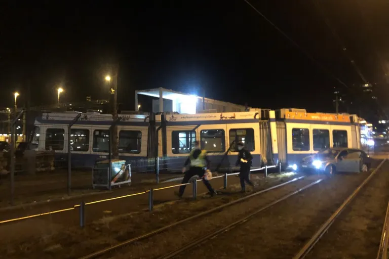 Zürich - Tram nach Kollision mit Auto entgleist!