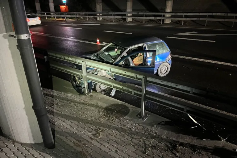 Birsfelden BL / A2 - Auto nach Unfall massiv beschädigt 