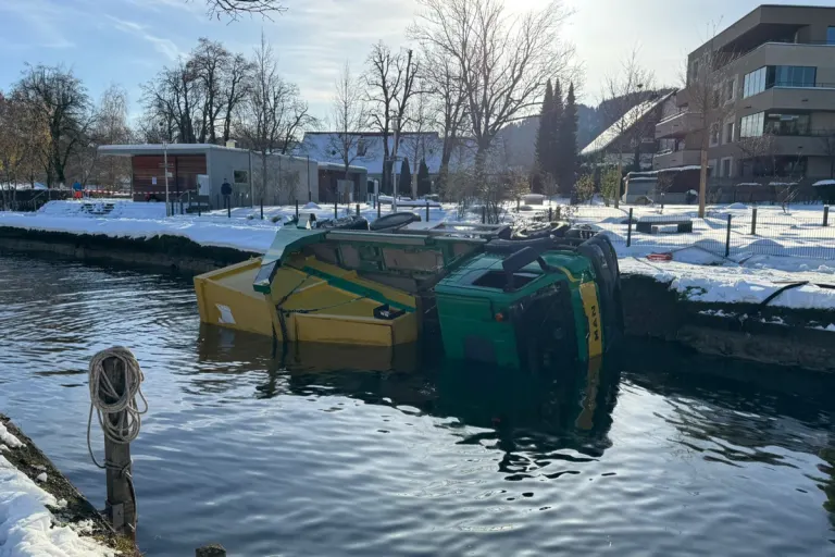 Unterägeri ZG – Lastwagen kippt in die Lorze
