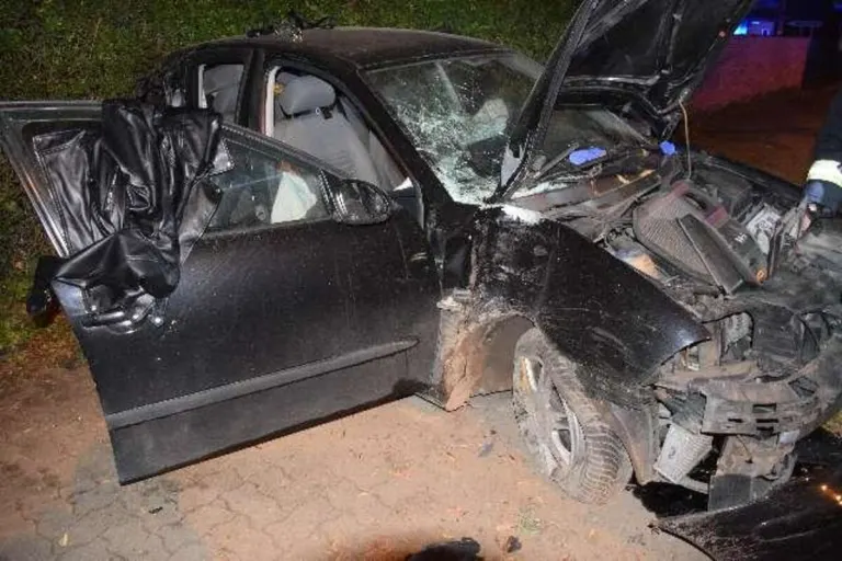 Alfeld NI - Auf regennasser Fahrbahn frontal zusammengeprallt 