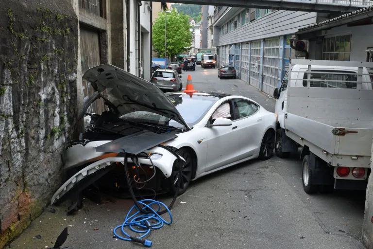 Stadt Luzern - Alkoholisiert und ohne Führerausweis Unfall gebaut 