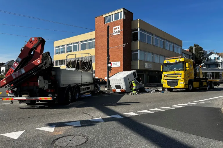 Unfall in Unterentfelden AG – Lastwagen prallt in Zug