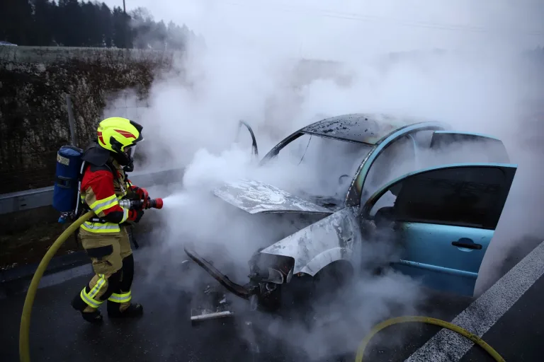 A4 Cham ZG: Auto geht während der Fahrt in Flammen auf – Insassen retten sich aus Fahrzeug