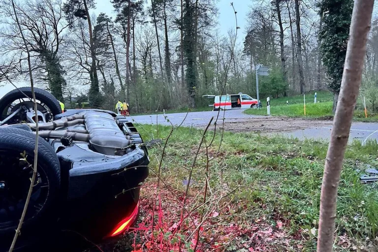 Rheinau ZH - Auto überschlägt sich bei Unfall - Verdacht eines Raserdelikts