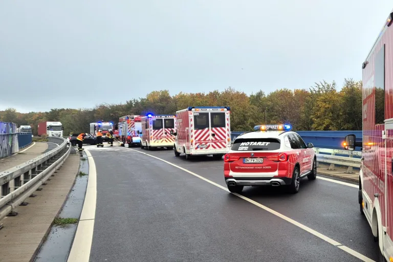 B264 Düren NW – Drei Verletzte nach Auffahrunfall