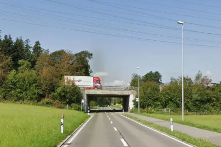Risch Rotkreuz ZG – Velofahrer fährt Fussgänger an
