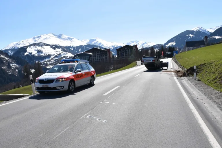 Disentis/Mustér GR - Auto gerät an Böschungsmauer und kippt - Totalschaden