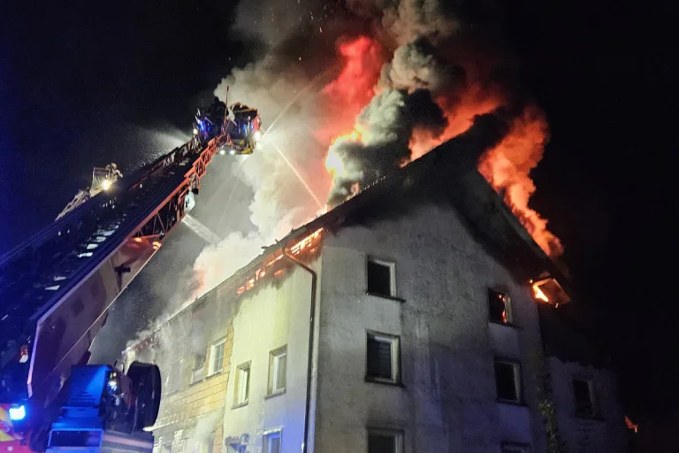 Zell – Menschen und Tiere bei Brand in Mehrfamilienhaus gerettet