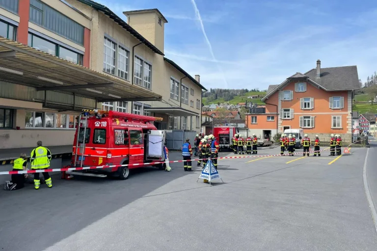 Tuggen SZ - Brand im Untergeschoss - eine Person hospitalisiert