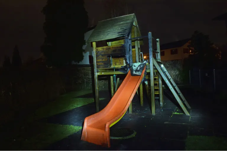Ebikon LU - Spielturm auf Spielplatz geht in Flammen auf