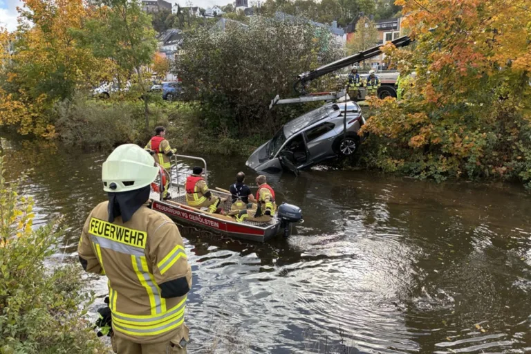 Unfall beim Einparken in Gerolstein – Auto landet im Fluss Kyll