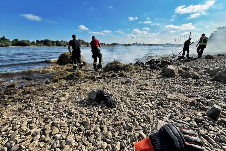 Neuss-Grimlinghausen – Brennender Heuballen im Rhein
