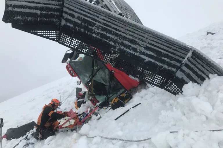 Engelberg OW - Pistenfahrzeug rutscht am Titlis ab - Fahrer erheblich verletzt!