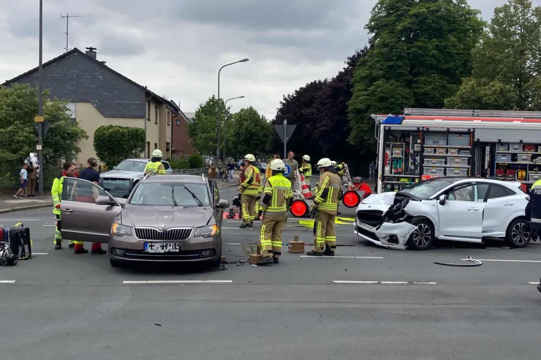 Langenfeld NW – 78-Jährige Autofahrerin bei Unfall eingeklemmt und schwer verletzt