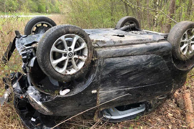 Steinalben - Von der Fahrbahn abgekommen und überschlagen
