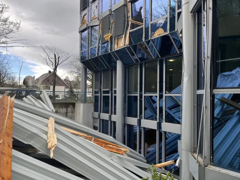 Unwetter in Basel-Landschaft - Wind reisst Dach von Baustelle weg