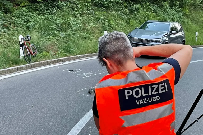 Hausen am Albis ZH -  Velofahrer bei Unfall schwer verletzt