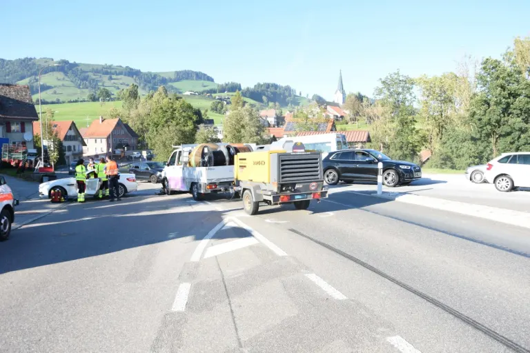 Ricken SG -  Zwei Verletzte nach Unfall zwischen Auto und Lieferwagen