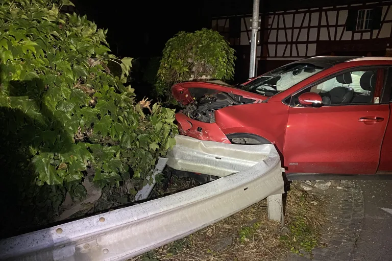 Unfall heute in Schlattingen TG - Alkoholisiert mit Mauer kollidiert