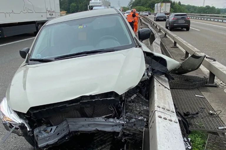 Wiedlisbach SO  - Beim Unfall heute wurde die Mitteleinrichtung auf der A1 zerstört