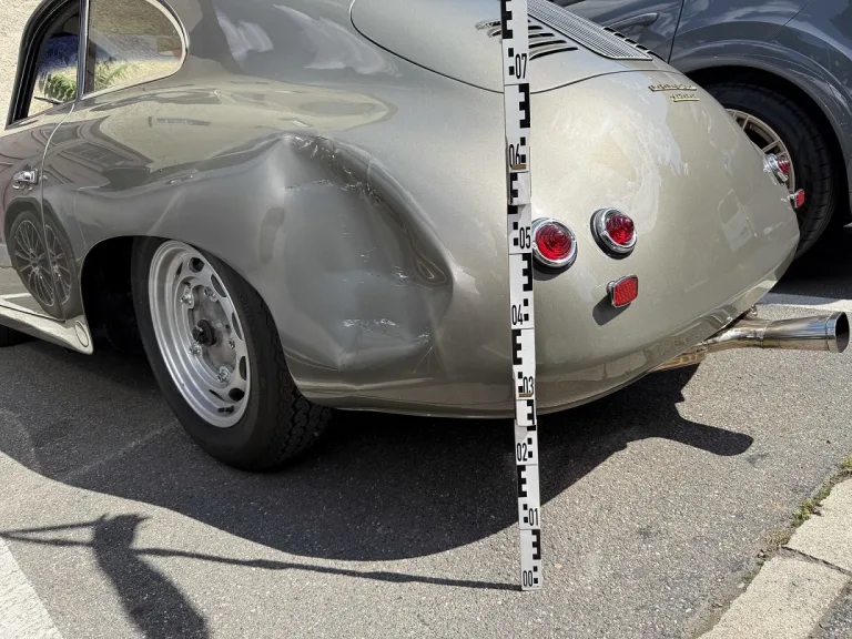 Unfall in Schaffhausen – Auf Parkplatz mit Oldtimer kollidiert und geflüchtet