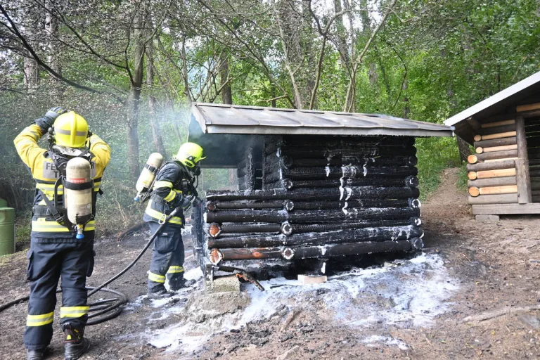 Triesen – Brand bei Holzhäuschen auf Robinson Spielplatz