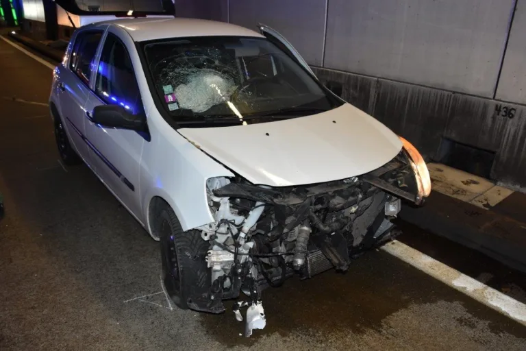 Beckenried NW - Junge Autolenkerin verunfall im Seelisbergtunnel