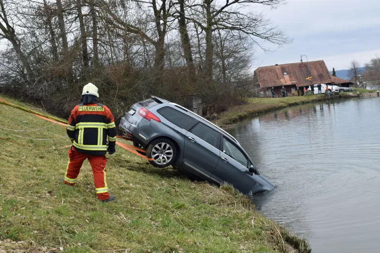 Büron LU - Auto rollt in Weiher – Lenker alkoholisiert