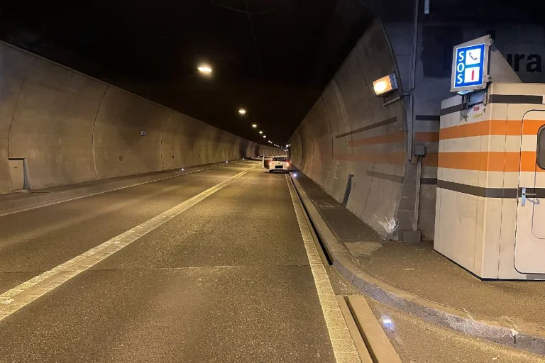 Nenzlingen BL - Im Eggfluhtunnel auf der A18 Unfall gebaut