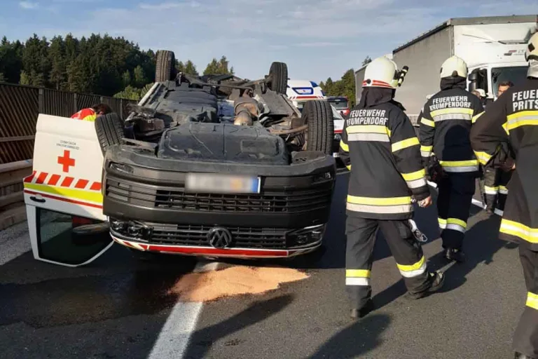 Schwerer Unfall bei Krumpendorf - Rettungswagen mit Patientin überschlug sich auf A2