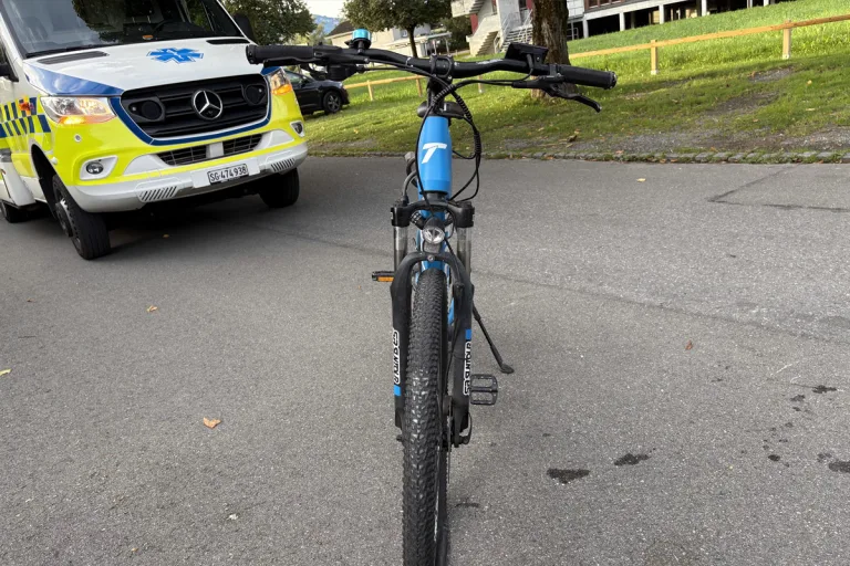 Widnau SG – E-Bike prallt in Auto