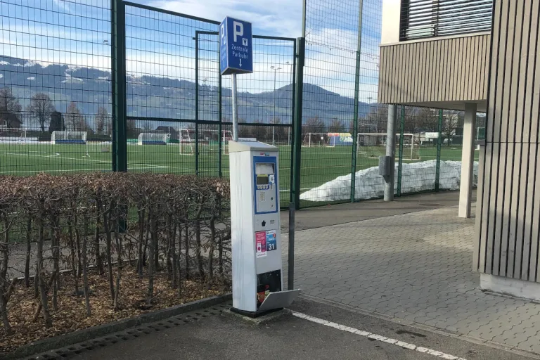 Rapperswil-Jona SG – Parkautomat umgefahren