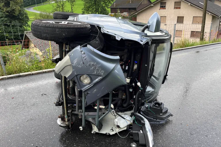 Uznach SG – Kollision zwischen Elektromobil und Auto