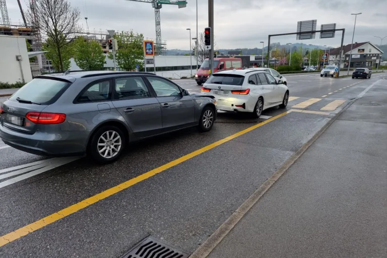  Niederuzwil SG - Auffahrkollision zwischen Audi und BMW