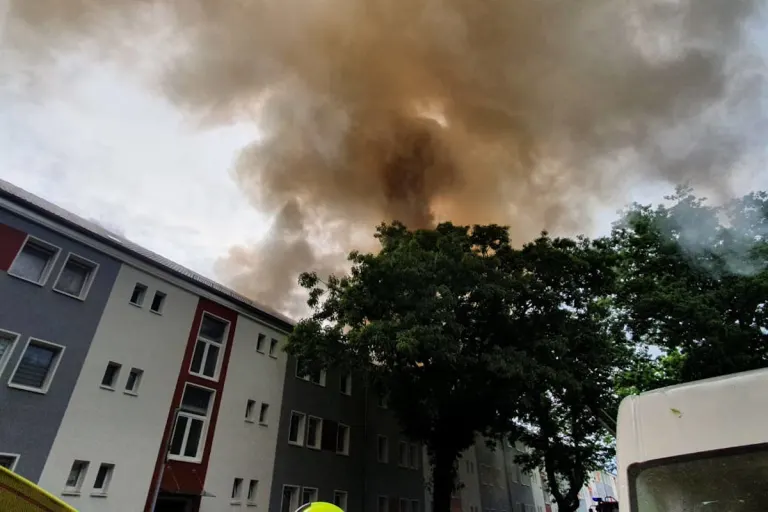 Velbert – Dachstuhlbrand fordert vollen Einsatz der Feuerwehr