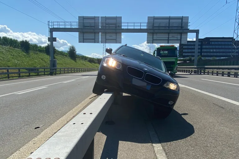 Risch Rotkreuz ZG - Lastwagen prallt auf A4 in BMW